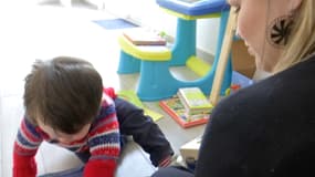 Perturbé par la télévision, le petit César ne savait plus quoi faire face à des jouets, témoigne sa maman Caroline.