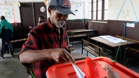 Un Malgache met son bulletin dans l'urne, le 25 octobre, à l'ouverture des bureaux de vote.