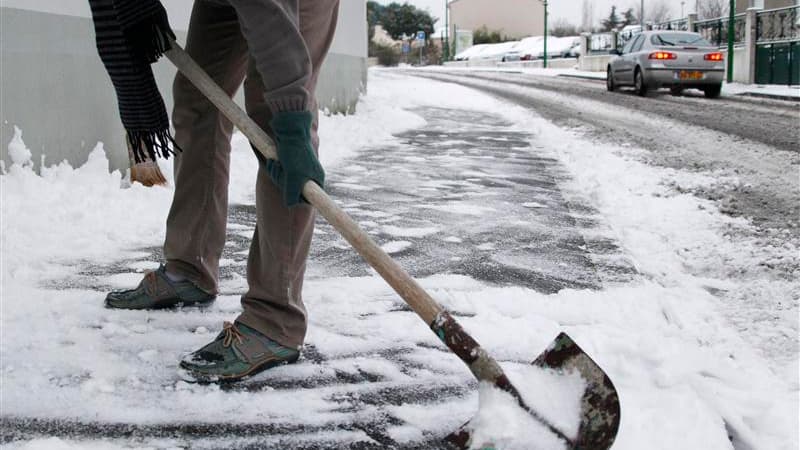 L'Europe, touchée par une vague de froid inédite depuis des décennies, pourrait continuer à grelotter jusqu'à la fin du mois de février, estiment les météorologistes laissant craindre une tension sur les prix du gaz. /Photo prise le 5 février 2012/REUTERS