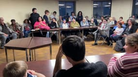 À Saint-Denis des habitants étaient réunis en nombre ce mardi soir, pour protester contre la fermeture des ludothèques de Allende, Poullain et Sémard.