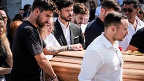 Rúben Neves (t-shirt noir) aux côtés de la femme du défunt Diogo Jota, lors de l'enterrement de l'attaquant de Liverpool, le 5 juillet 2025.