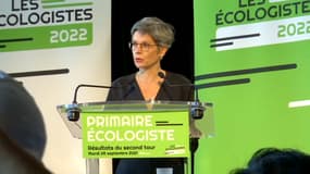 Sandrine Rousseau à la tribune. 
