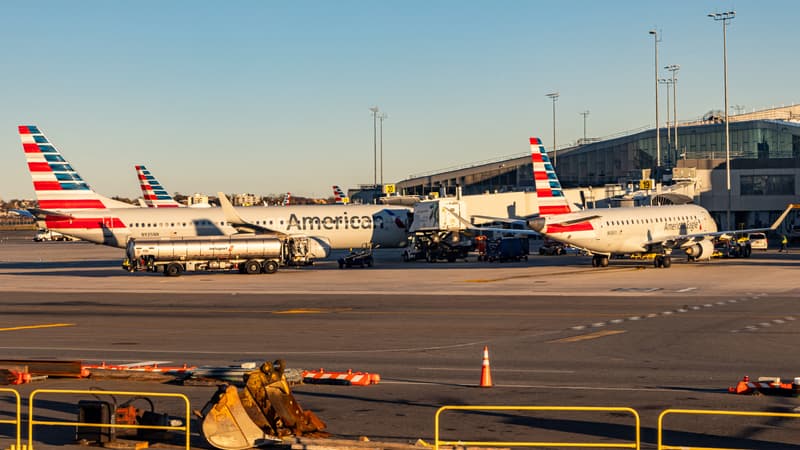Tous les vols ont été annulés ou retardés: l'aéroport de LaGuardia à New York fermé en "urgence" après une collision entre un avion et un véhicule