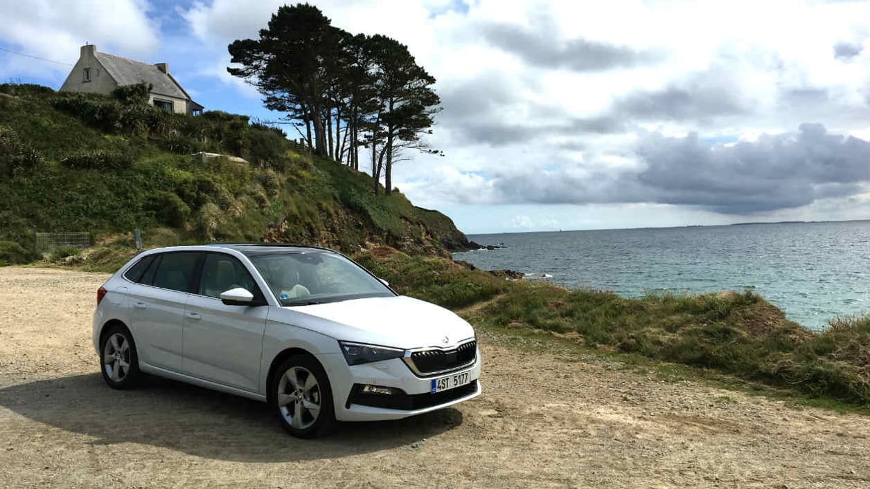 Bruyant par moment, le trois cylindres 1 litre reste dans les clous côté consommation. Entre routes de campagne et autoroute, nous avons consommé 8 litre aux 100. Bruyant par moment, le trois cylindres 1 litre reste dans les clous côté consommation. Entre routes de campagne et autoroute, nous avons consommé 8 litre aux 100.