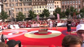 Arsène Wenger qui allume le chaudron olympique à Strasbourg le 26 juin 2024