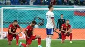 Les joueurs belges posent le genou à terre avant la rencontre face à la Russie