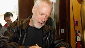 L'artiste Drew Struzan signe l'affiche des Oscars le 22 février 2008 à Hollywood