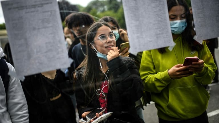 Des élèves du lycée Rodin à Paris découvrent leurs résultats au baccalauréat, le 6 juillet 2021