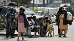 Des talibans dans une rue de Kandahar, le 15 mars 2022 en Afghanistan