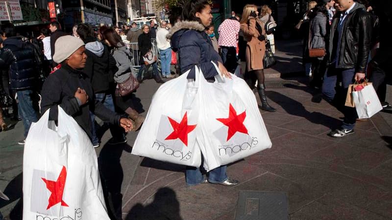 Le traditionnel "Black Friday", qui lance la saison des achats de fin d'année aux Etats-Unis, a été émaillé d'incidents vendredi, avec des foules de consommateurs qui en sont parfois venus aux mains. /Photo prise le 25 novembre 2011/REUTERS/Andrew Burton