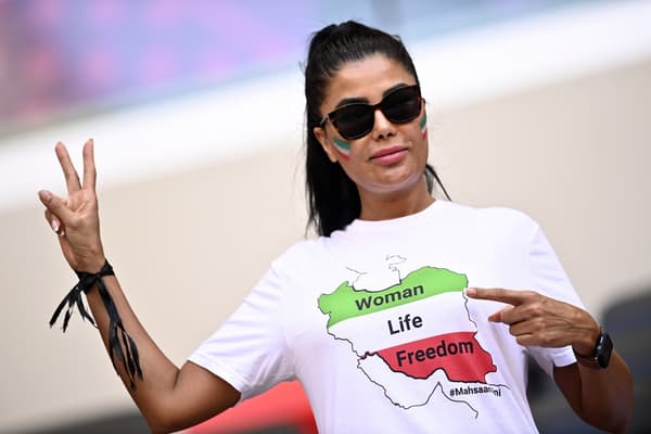 Une supportrice de l'Iran face au pays de Galles Une supportrice de l'Iran face au pays de Galles