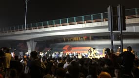 Une foule d'habitants rassemblés devant un pont qui s'est effondré à Wuxi, en Chine, jeudi 10 octobre 2019.