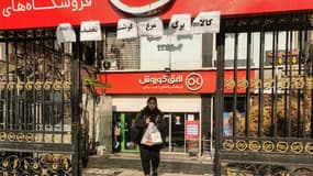 Une femme quitte un magasin à Téhéran, la capitale iranienne, le 6 janvier 2026.