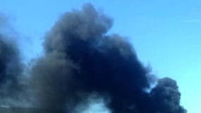 D'épais panaches noirs s'élèvent de l'hôpital d'Annonay.