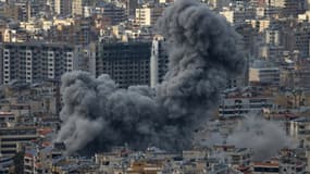 De la fumée s'élève du site des frappes aériennes israéliennes qui ont ciblé la banlieue sud de Beyrouth le 25 novembre 2024.