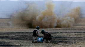 Des combattants peshmerga font sauter une mine posée par l'Etat islamique, le 18 octobre 2014. (Illustration)