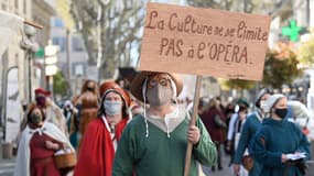 Les acteurs de reconstitutions historiques manifestent en costume à Avignon, le samedi 27 mars