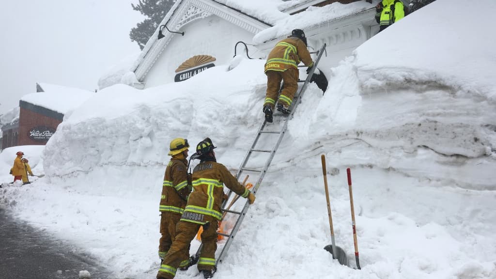Des pompiers interviennent dans un restaurant submergé par la neige, en Californie, mars 2023 Des pompiers interviennent dans un restaurant submergé par la neige, en Californie, mars 2023
