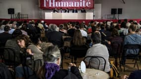 Des visiteurs écoutent des débats à la Fête de l'Humanité, à la Courneuve près de Paris, le 15 septembre 2018