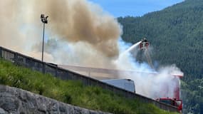 Un incendie ce mardi 2 juillet 2024 dans la zone commerciale du sud de Briançon (Hautes-Alpes)