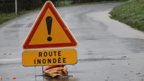 Un panneau alertant d'inondations sur une route le 2 janvier 2024 à Saint-Omer, dans le Pas-de-Calais