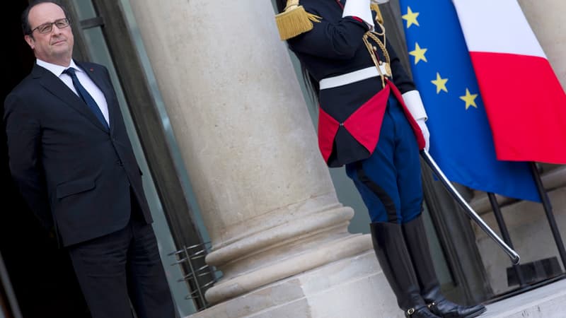 François Hollande sur le perron de l'Elysée le 17 avril 2015.