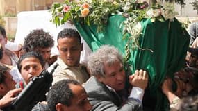 Quelque 2.000 personnes brandissant des drapeaux et des portraits de Mouammar Kadhafi ont assisté à Tripoli aux funérailles de son fils cadet Saïf al Arab, tué samedi soir lors d'un raid de l'Otan. /Photo prise le 2 mai 2011/REUTERS/Louafi Larbi
