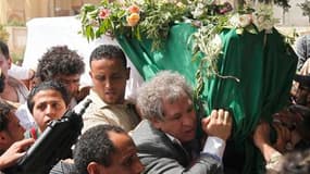 Quelque 2.000 personnes brandissant des drapeaux et des portraits de Mouammar Kadhafi ont assisté à Tripoli aux funérailles de son fils cadet Saïf al Arab, tué samedi soir lors d'un raid de l'Otan. /Photo prise le 2 mai 2011/REUTERS/Louafi Larbi