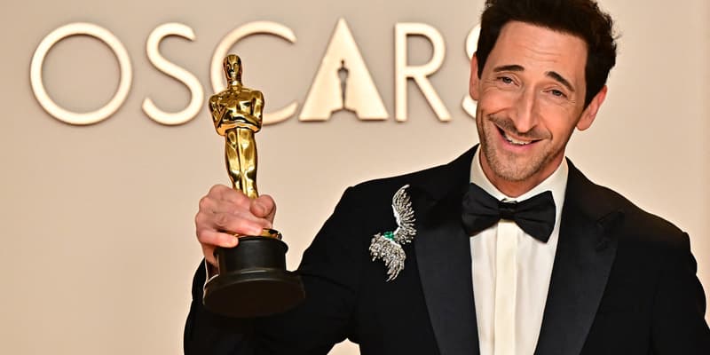 L'acteur Adrian Brody le 2 mars 2025 avec l'Oscar du meilleur acteur obtenu pour "The Brutalist"