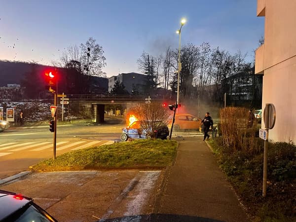Une voiture a pris feu après l'accident. Une voiture a pris feu après l'accident.