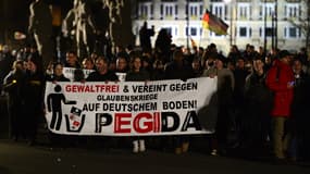 Des sympathisants du mouvement Pegida manifestent à Dresde, le 12 janvier 2015.