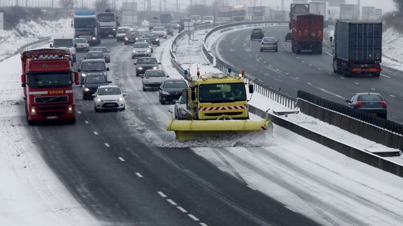 Plusieurs centaines de voitures ont été bloquées jeudi matin par la neige dans l'ouest de la France.