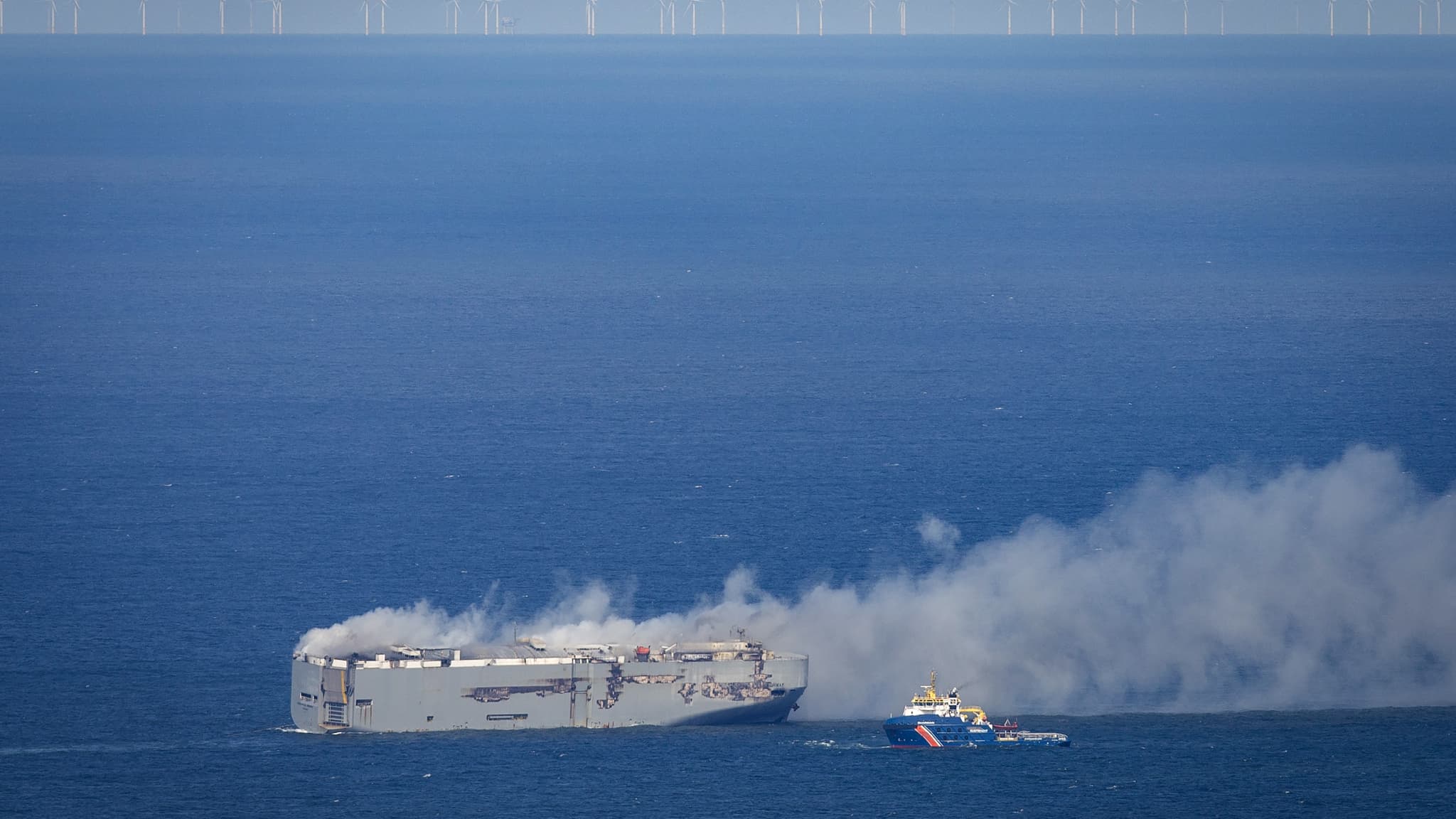 Le cargo qui s'était enflammé au large des Pays-Bas remorqué jusqu'à un ...