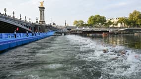 Des concurrents nagent dans la Seine lors de l'épreuve test de triathlon des JO-2024, le 18 août 2023 à Paris