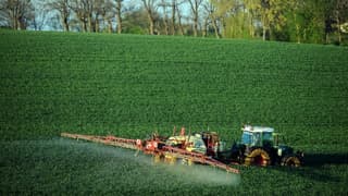 Un agriculteur épand de l'engrais à base d'azote, phosphate et potassium, sur un champ à Trébons-sur-la-Grasse, le 20 avril 2015