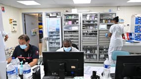 Cette photo prise le 8 décembre 2023 montre du personnel médical travaillant à l'hôpital de Mamoudzou, sur l'île française de Mayotte, dans l'océan Indien.