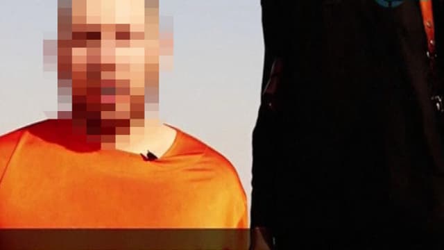 Capture d'écran de la vidéo diffusée ce mardi par l'Etat Islamique sur Internet. L'homme vêtu de orange est le journaliste américain Steven Sotloff.