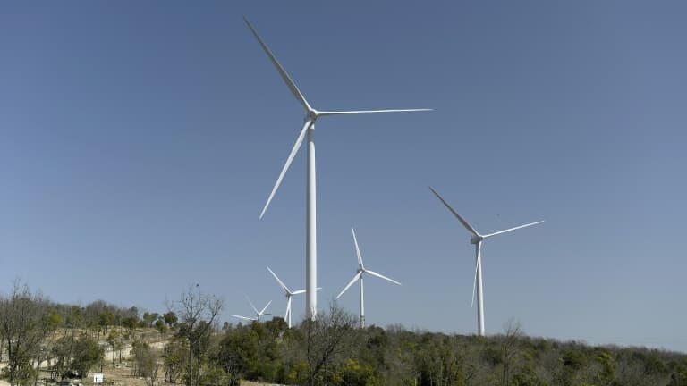 Des éoliennes près d'Ollières, le 1er avril 2021 dans le Var