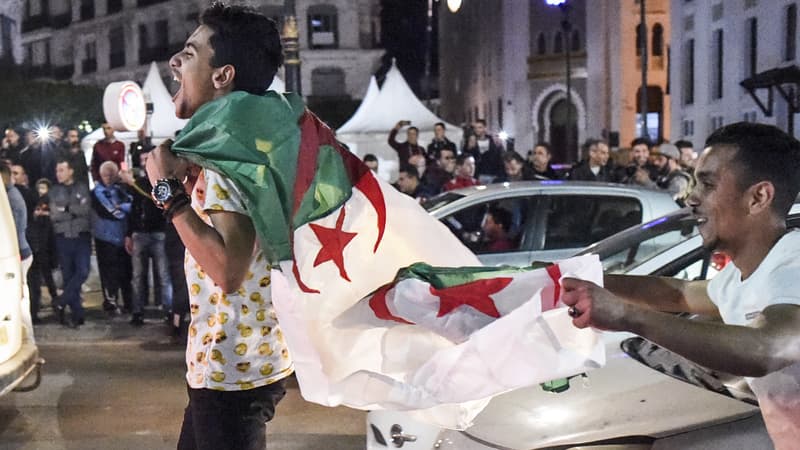 Des Algériens expriment leur joie dans les rues d'Alger, le 11 mars 2019, après le renoncement d'Abdelaziz Bouteflika à un cinquième mandat.
