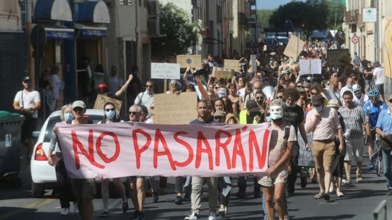 Des manifestants opposés à la vaccination contre le Covid-19 et le pass sanitaire défilent à Perpignan, le 17 juillet 2021.