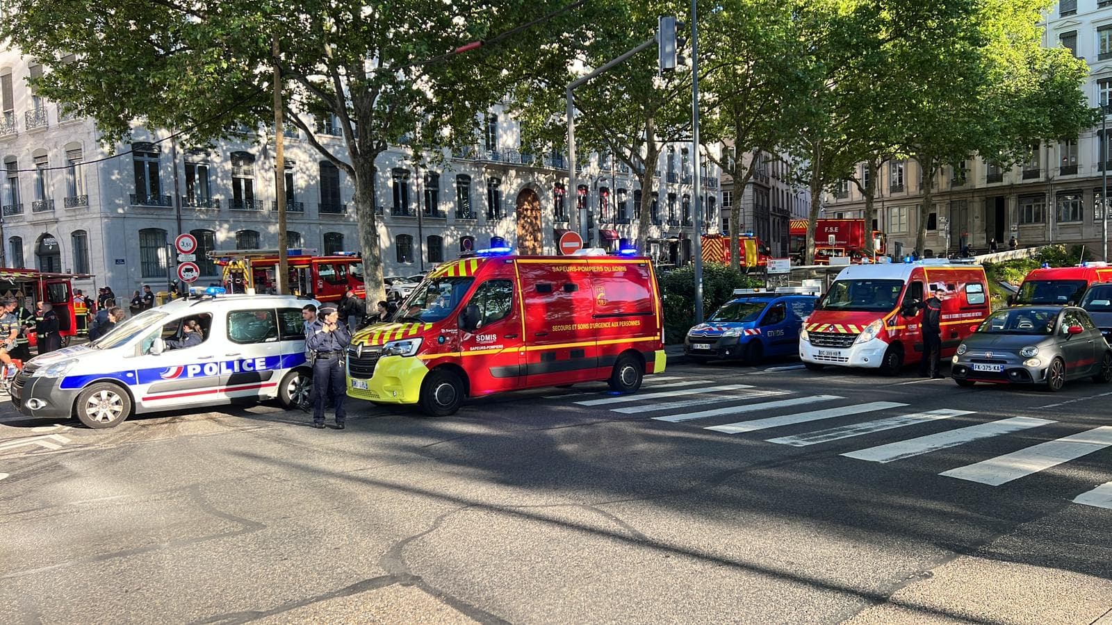 Un incendie se déclare dans le commissariat de la place Louis Pradel, les gardés à vue évacués, le 17 mai 2024.