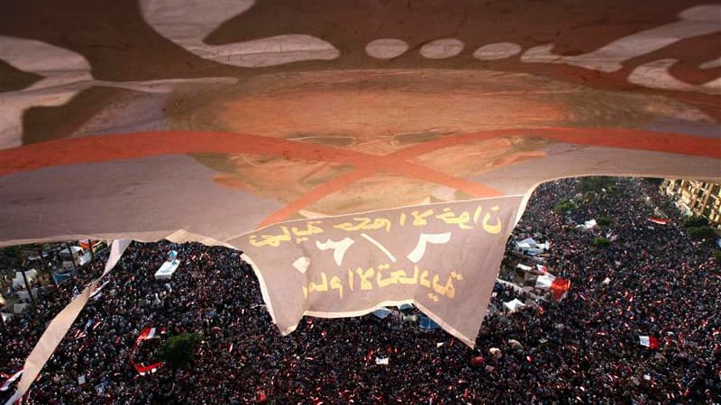 Manifestation d'opposants à Mohamed Morsi place Tahrir, dans le centre du Caire. Des centaines de milliers d'Egyptiens, adversaires ou partisans du président Mohamed Morsi, sont descendus dans les rues du pays dimanche, les opposants espérant rassembler d