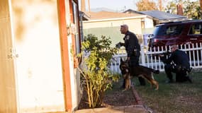 Des officier de police traquent les suspects de la tuerie de San Bernardino le 2 décembre. Les suspects seront abattus à l'issue d'une longue fusillade.