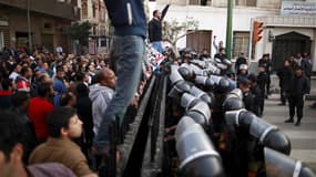Des milliers d'Égyptiens en colère après la mort mercredi d'au moins 74 personnes dans le stade de football de Port-Saïd ont manifesté jeudi dans le centre du Caire. Ils réclament la tête du ministre de l'Intérieur et du chef du Conseil suprême des forces
