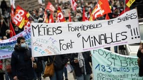 Du personnel médical et des travailleurs sociaux manifestent pour de meilleurs salaires et de meilleures conditions de travail à Nantes, le 11 janvier 2022 (illustration). 
