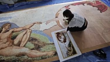 L'artiste-pâtissière Michelle Wibowo en train de créer sa réplique de la création d'Adam de Michel Ange.