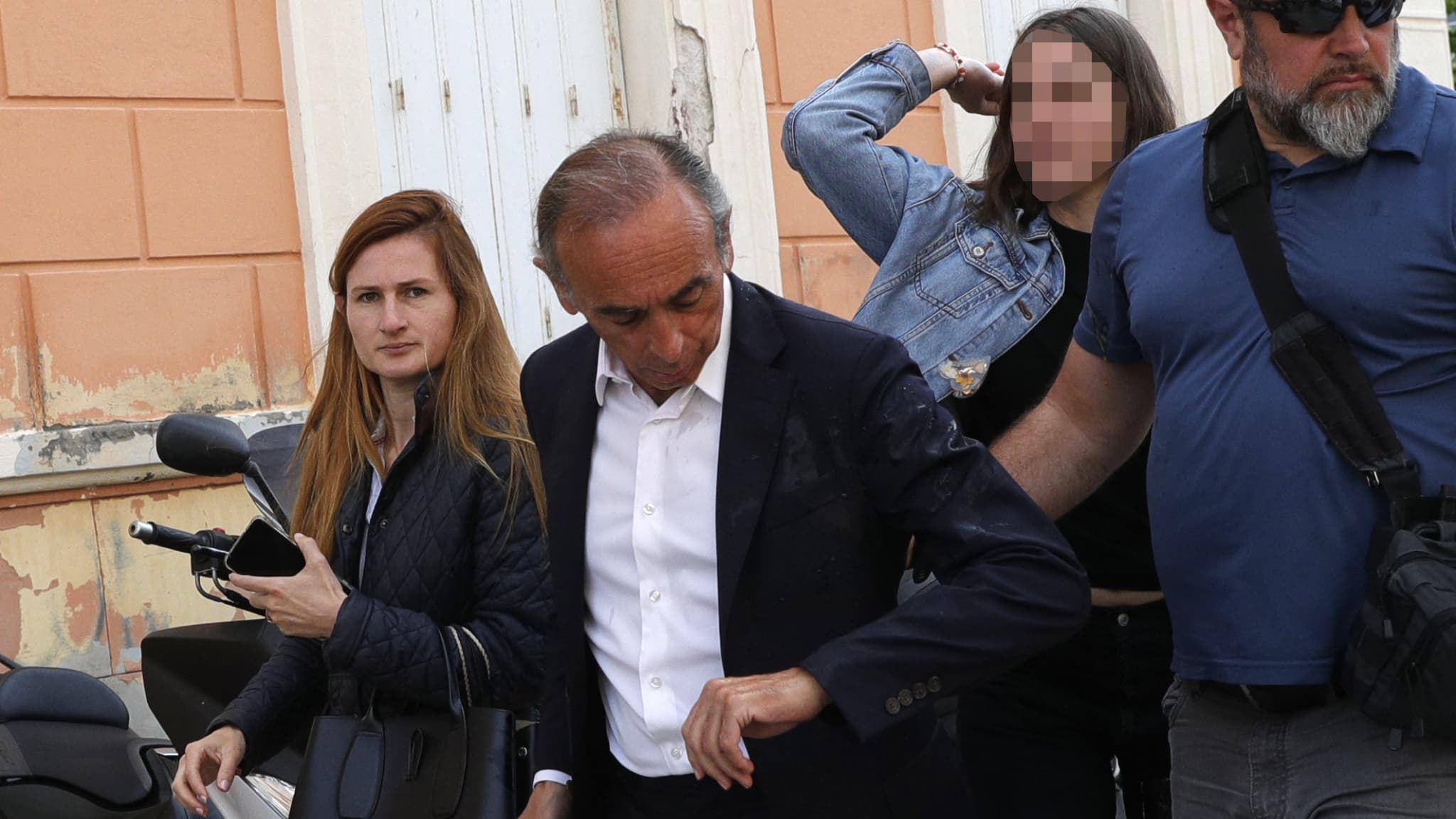 Éric Zemmour targeted by egg throwing on a market during a trip to Corsica