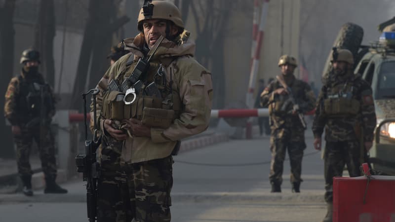 Des militaires bloquent le périmètre de l'attaque.