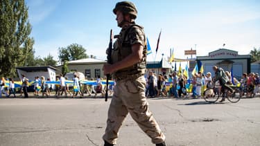 Un soldat ukrainien lors des célébrations de la fête de l'indépendance en Ukraine, le 24 août 2014 dans la région de Donetsk.