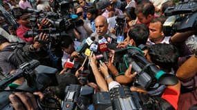 V.K. Anand (au centre), l'avocat de Ram Singh, le principal accusé du viol collectif et du meurtre d'une étudiante en médecine en décembre dernier à New Delhi. Ram Singh, jugé avec cinq autres hommes pour cette agression qui avait soulevé une vague d'indi